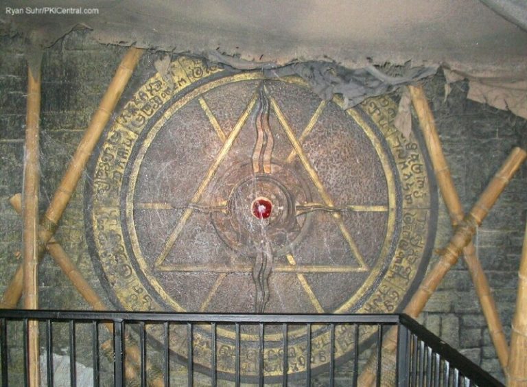 Tomb Raider: The Ride themeing
